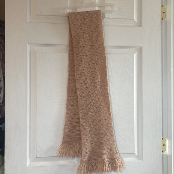 Peachy beige scarf - Picture 4 of 6